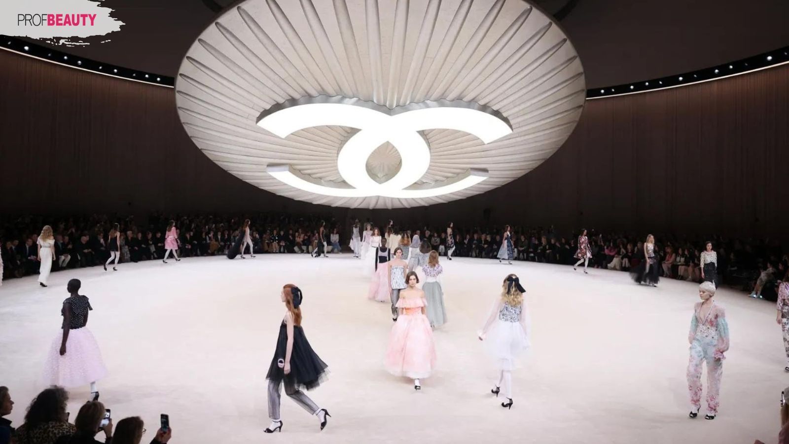 Xu hướng nơ tóc từ TikTok đến sàn diễn Haute Couture Xuân Hè 2024 