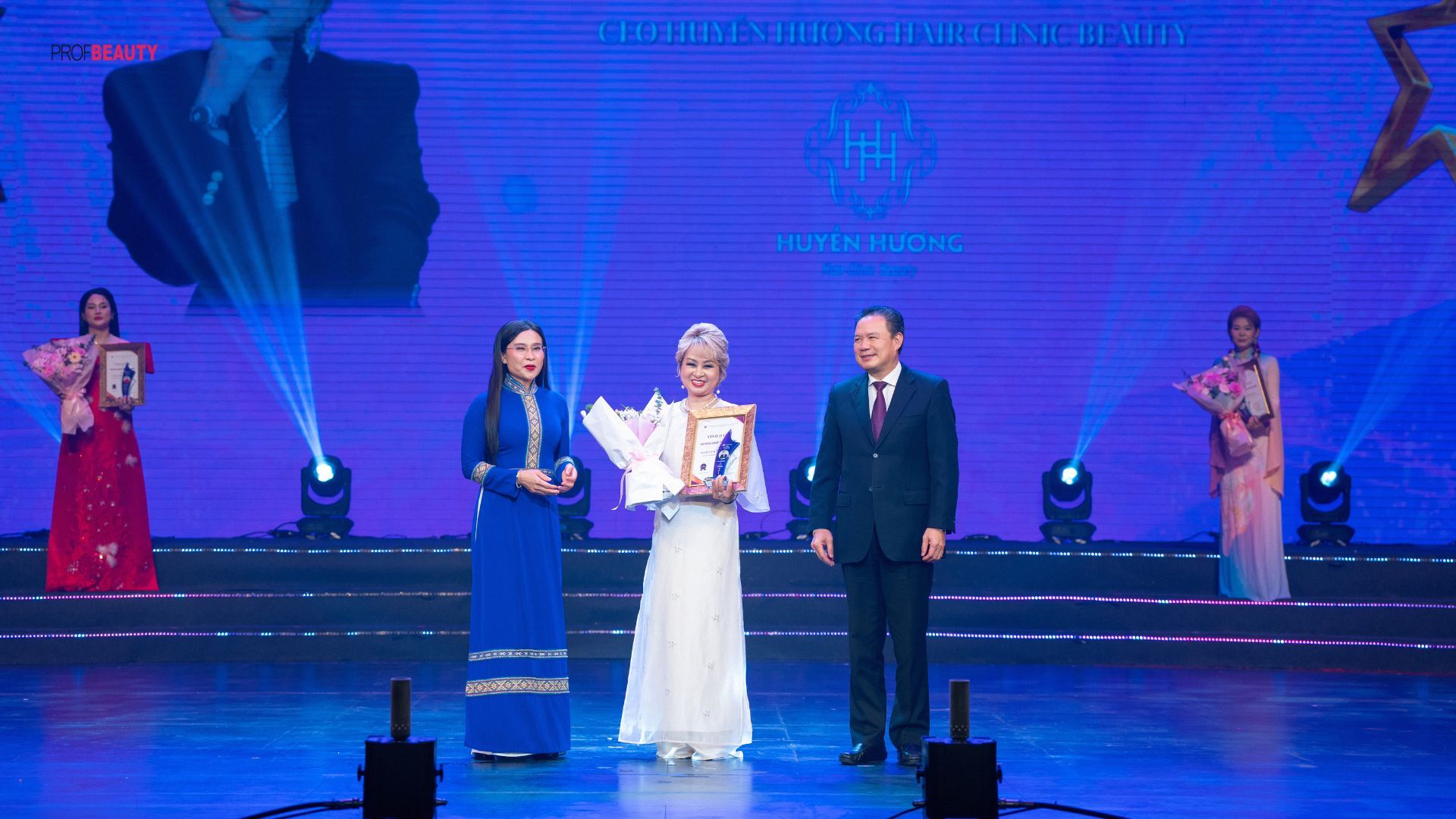 NTM Nguyễn Huyền Hương - Biểu tượng truyền cảm hứng ngành làm đẹp tại Gala VNBA Beauty Awards 2025