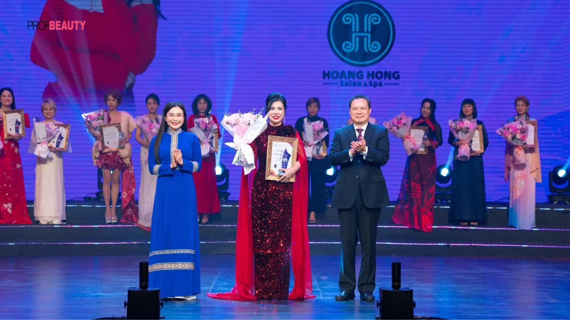 Chuyên gia Hoàng Thị Hồng được vinh danh tại VNBA Beauty Awards 2025