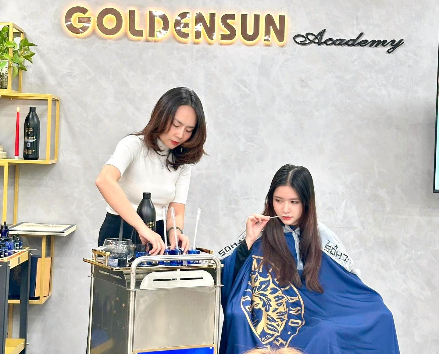 profbeauty.vntram-huong-dinh-sac-essenza-khi-mau-nhuom-cham-toi-cam-xuc-qua-dau-an-huong-nuoc-hoa-11