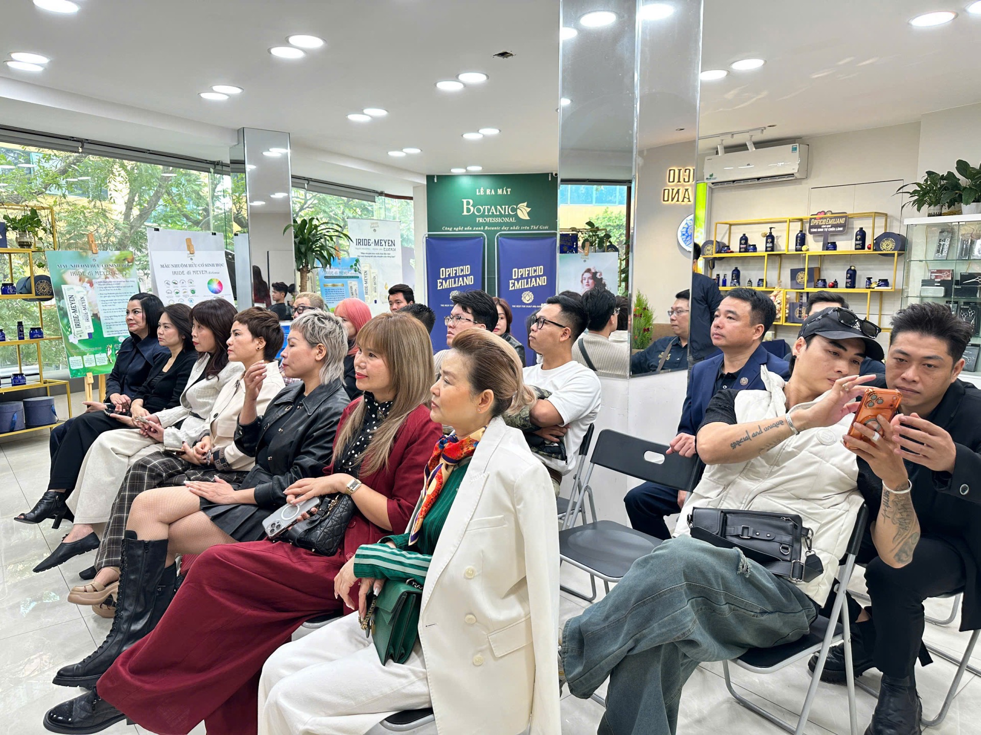 profbeauty.vntram-huong-dinh-sac-essenza-khi-mau-nhuom-cham-toi-cam-xuc-qua-dau-an-huong-nuoc-hoa-9