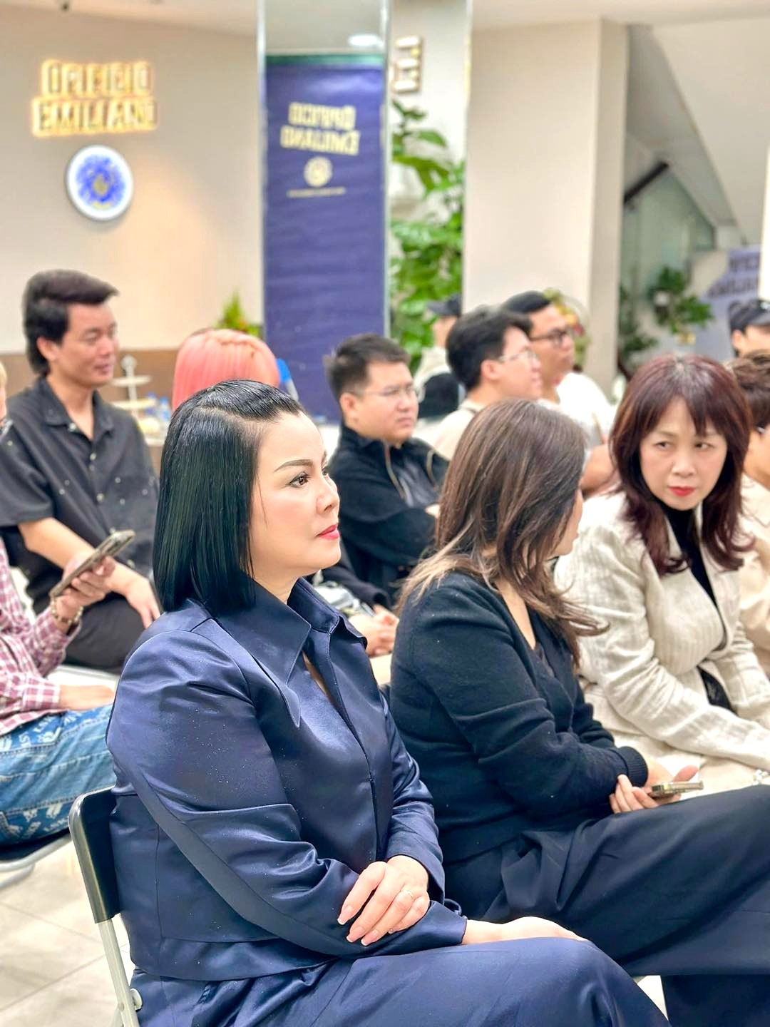 profbeauty.vntram-huong-dinh-sac-essenza-khi-mau-nhuom-cham-toi-cam-xuc-qua-dau-an-huong-nuoc-hoa-13