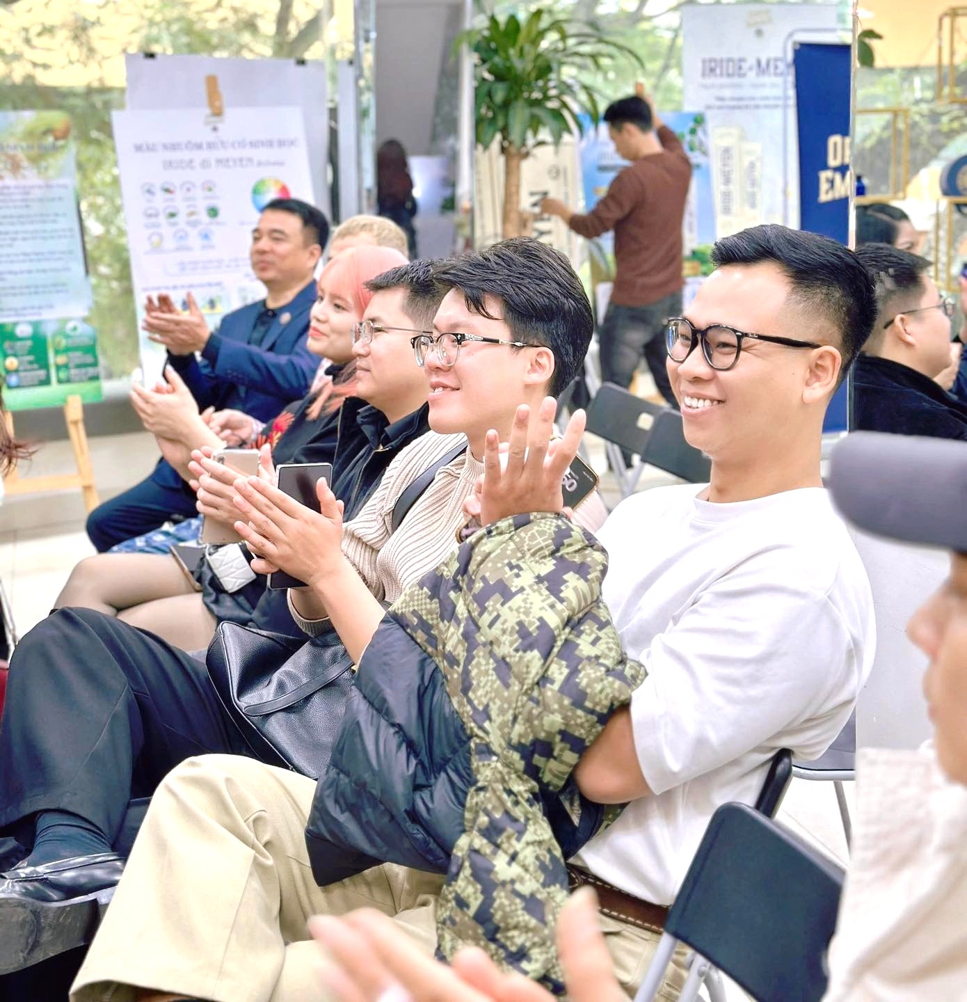 profbeauty.vntram-huong-dinh-sac-essenza-khi-mau-nhuom-cham-toi-cam-xuc-qua-dau-an-huong-nuoc-hoa-12