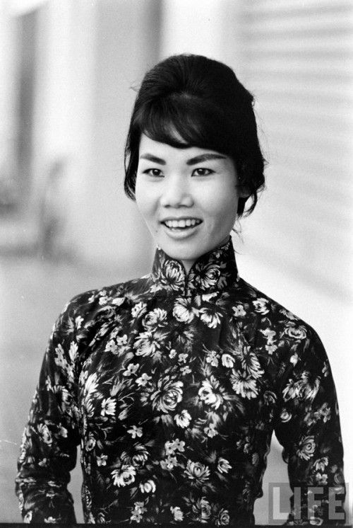 co-phuc-viet-nam-tinh-hoa-van-hoa-duoc-theu-det-qua-tung-duong-kim-mui-chi-1