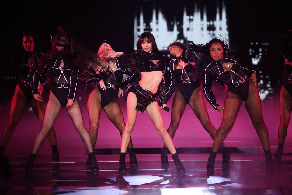 lisa-blackpink-xuat-hien-long-lay-tai-victorias-secret-show-2024-3