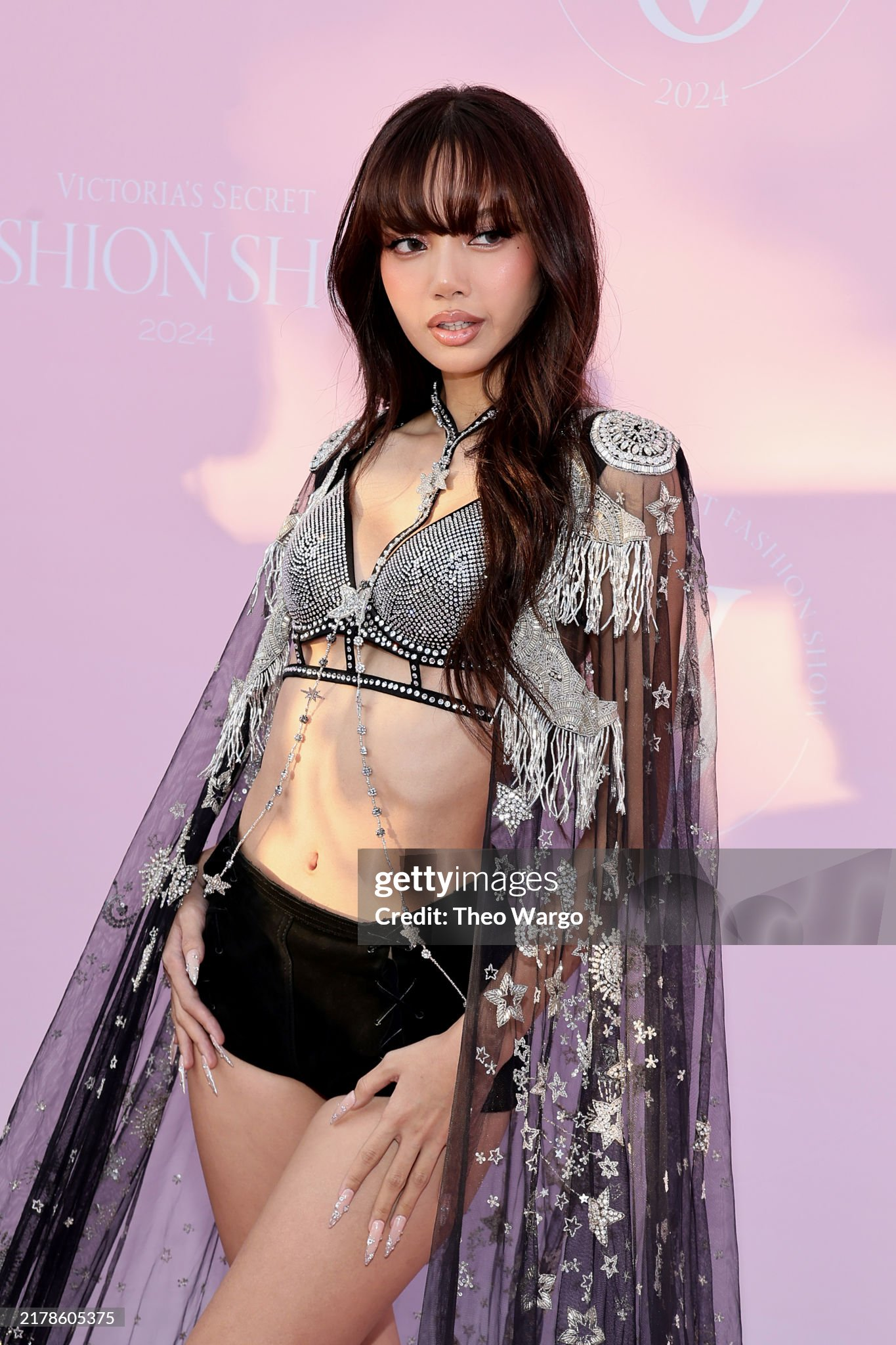 lisa-blackpink-xuat-hien-long-lay-tai-victorias-secret-show-2024-4