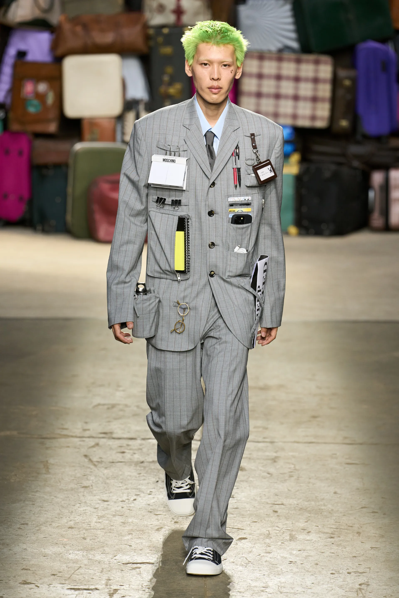 moschino-spring-summer-2025-menswear-qua-lang-kinh-cua-tai-tu-y-adrianpiolaza -10