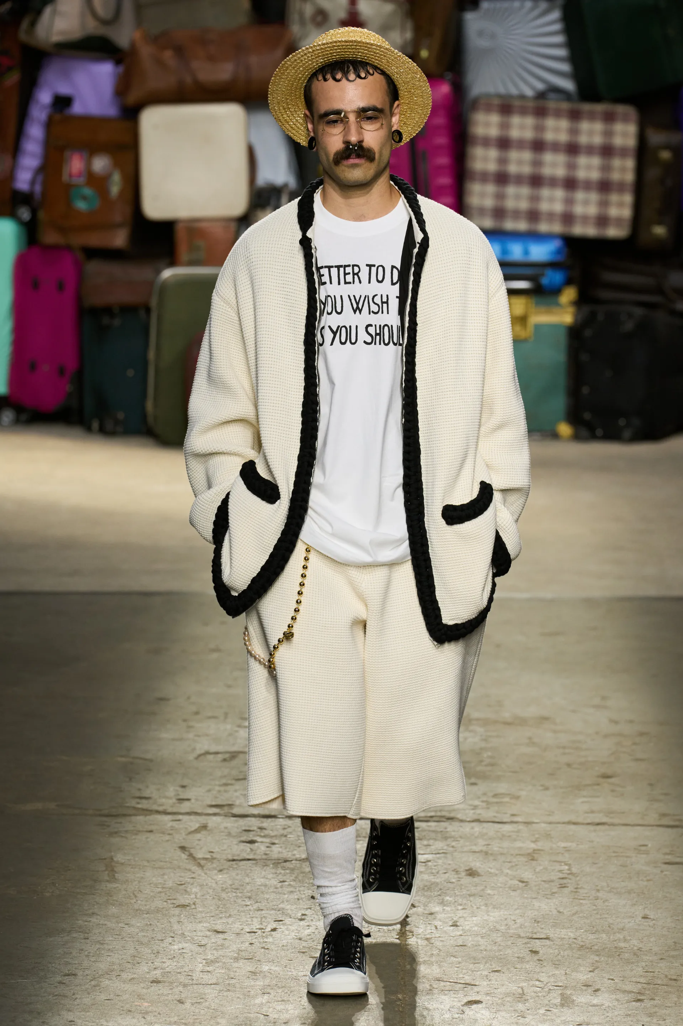 moschino-spring-summer-2025-menswear-qua-lang-kinh-cua-tai-tu-y-adrianpiolaza -20