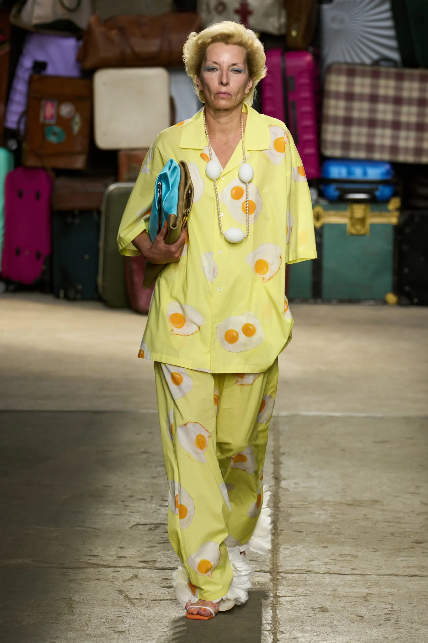 moschino-spring-summer-2025-menswear-qua-lang-kinh-cua-tai-tu-y-adrianpiolaza -8