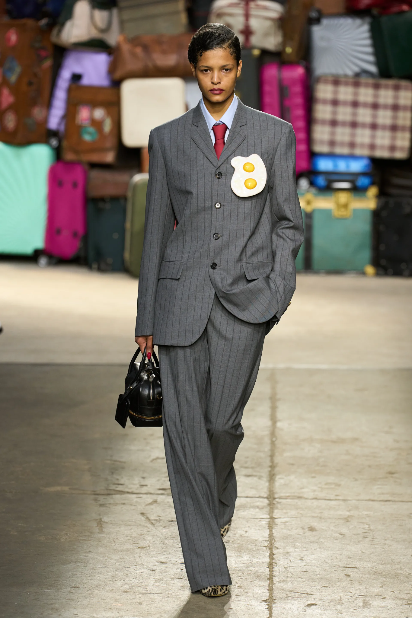 moschino-spring-summer-2025-menswear-qua-lang-kinh-cua-tai-tu-y-adrianpiolaza -9