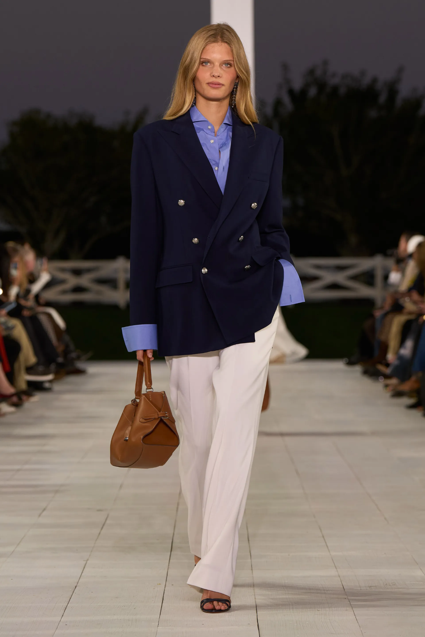 ralph-lauren-xuan-he-2025-luu-giu-thoi-trang-my-tai-vung-dat-hamptons -3