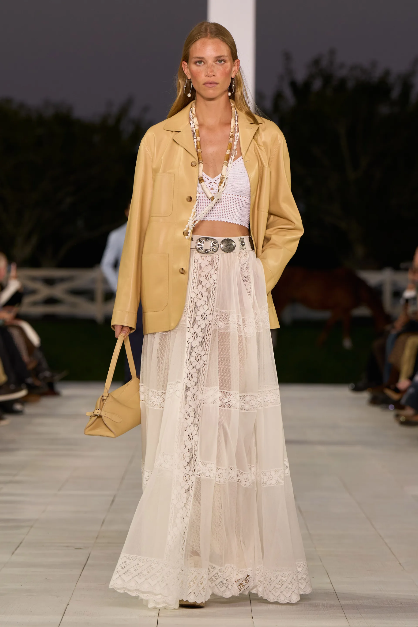 ralph-lauren-xuan-he-2025-luu-giu-thoi-trang-my-tai-vung-dat-hamptons -4