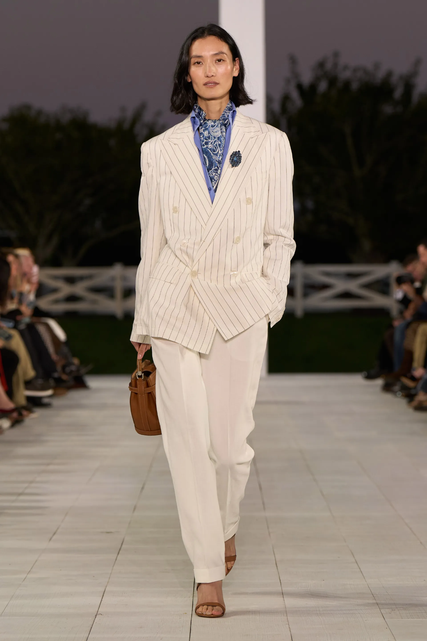 ralph-lauren-xuan-he-2025-luu-giu-thoi-trang-my-tai-vung-dat-hamptons -8