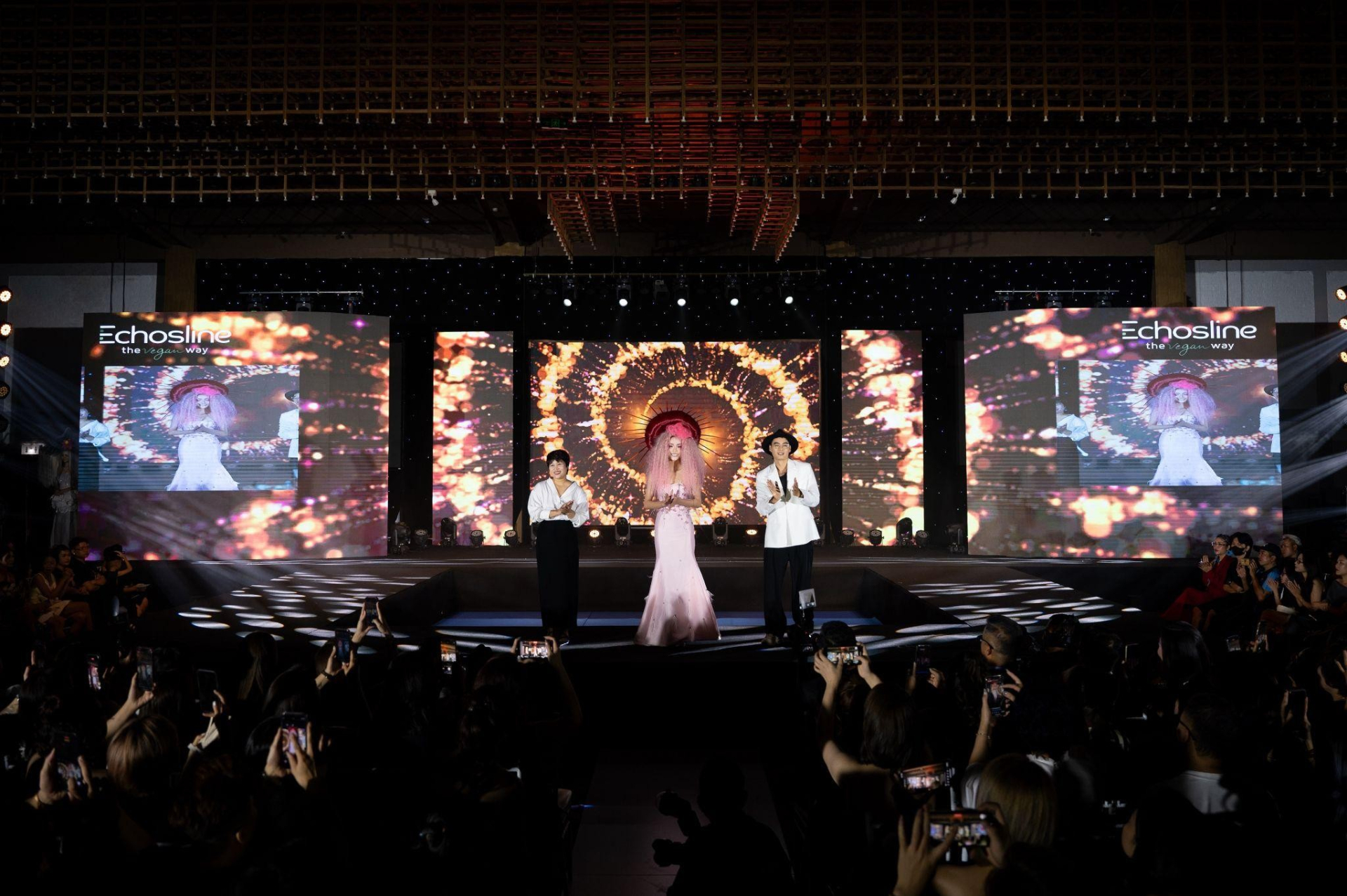 echosline-thap-sang-ban-giao-huong-cua-trai-dat-ky-niem-10-nam-tai-viet-nam-13