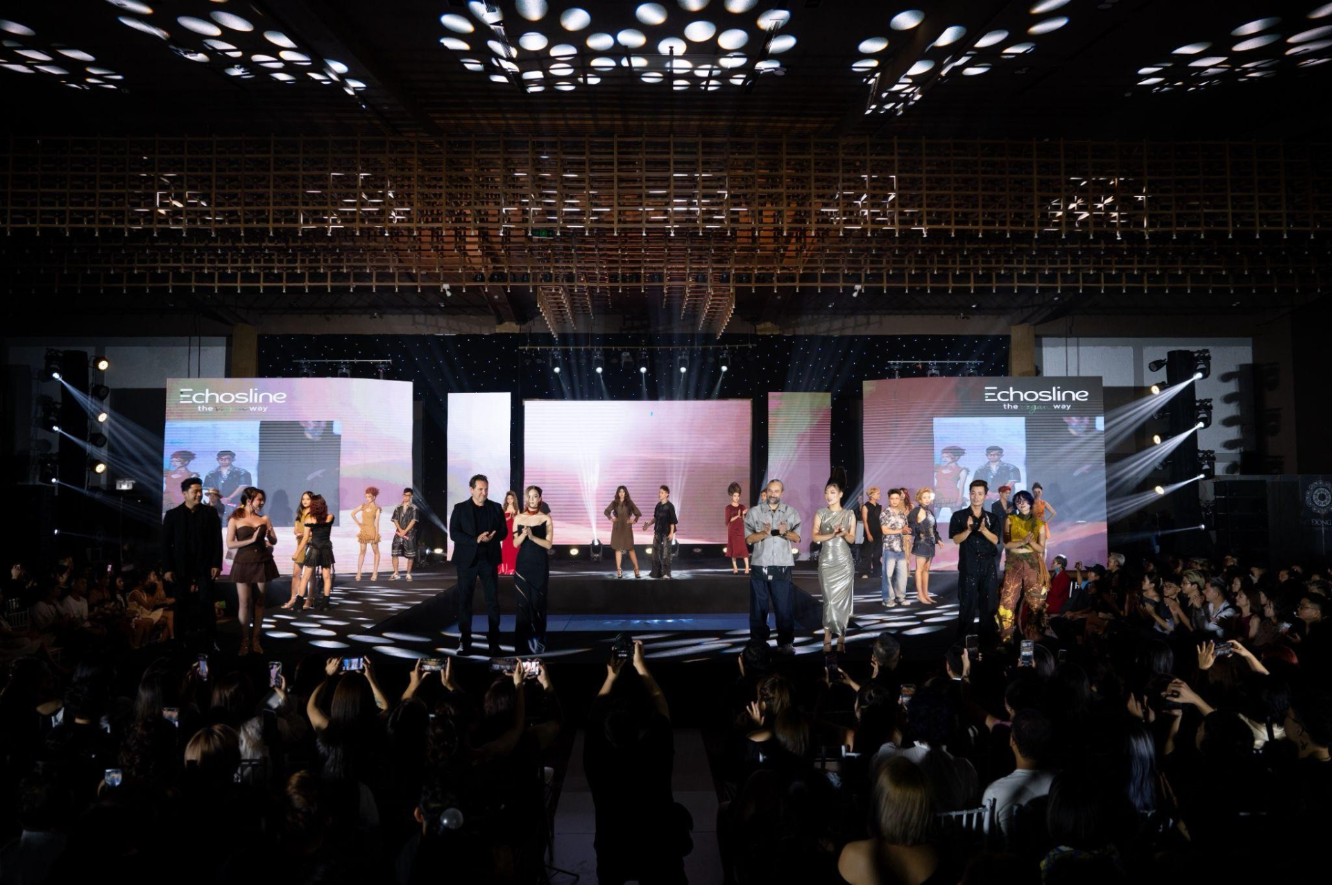 echosline-thap-sang-ban-giao-huong-cua-trai-dat-ky-niem-10-nam-tai-viet-nam-20