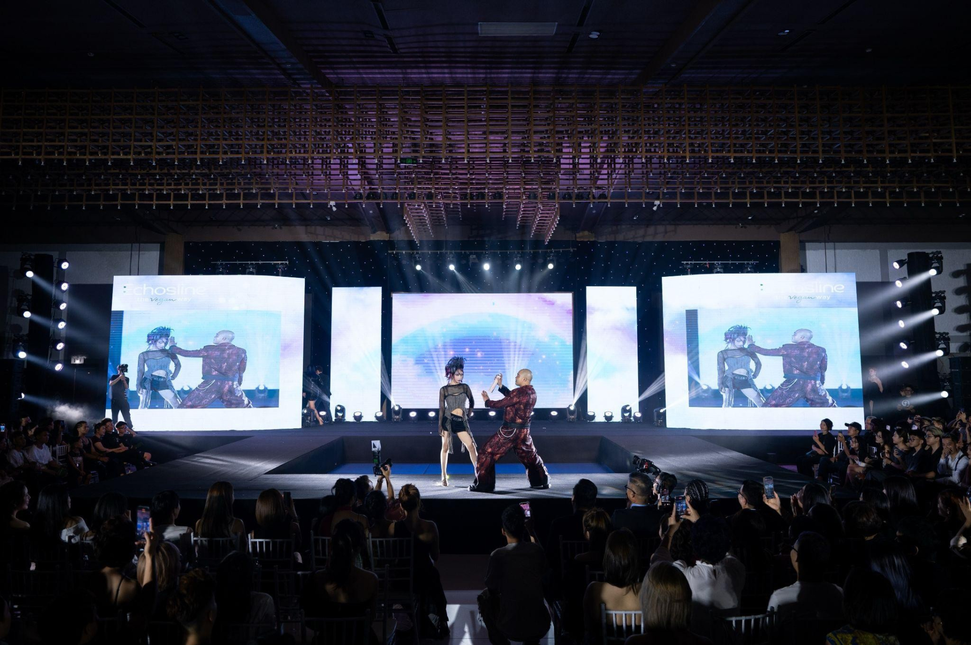 echosline-thap-sang-ban-giao-huong-cua-trai-dat-ky-niem-10-nam-tai-viet-nam-30