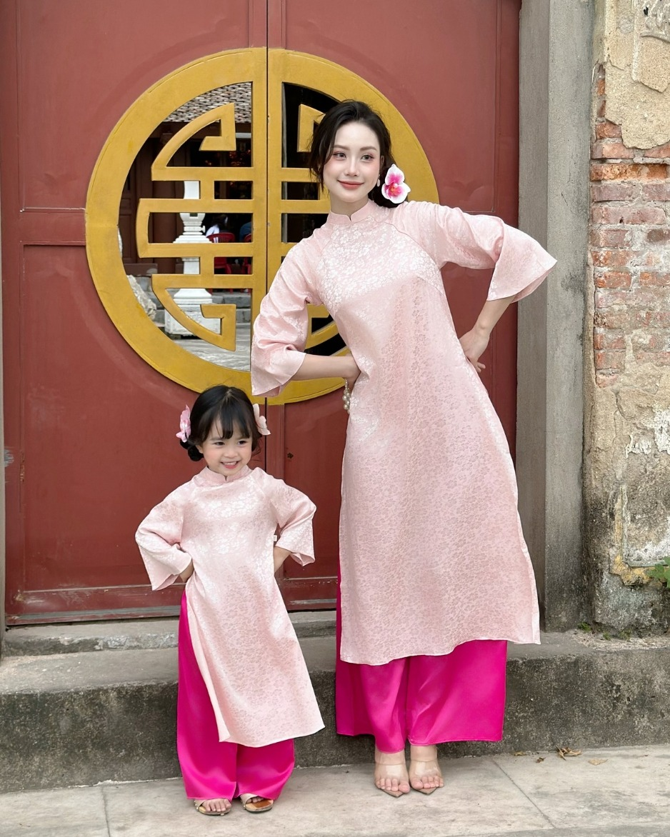 goi-y-ao-dai-tet-cho-be-va-me-xuan-at-ty-2025-ngan-ket-yeu-thuong-12