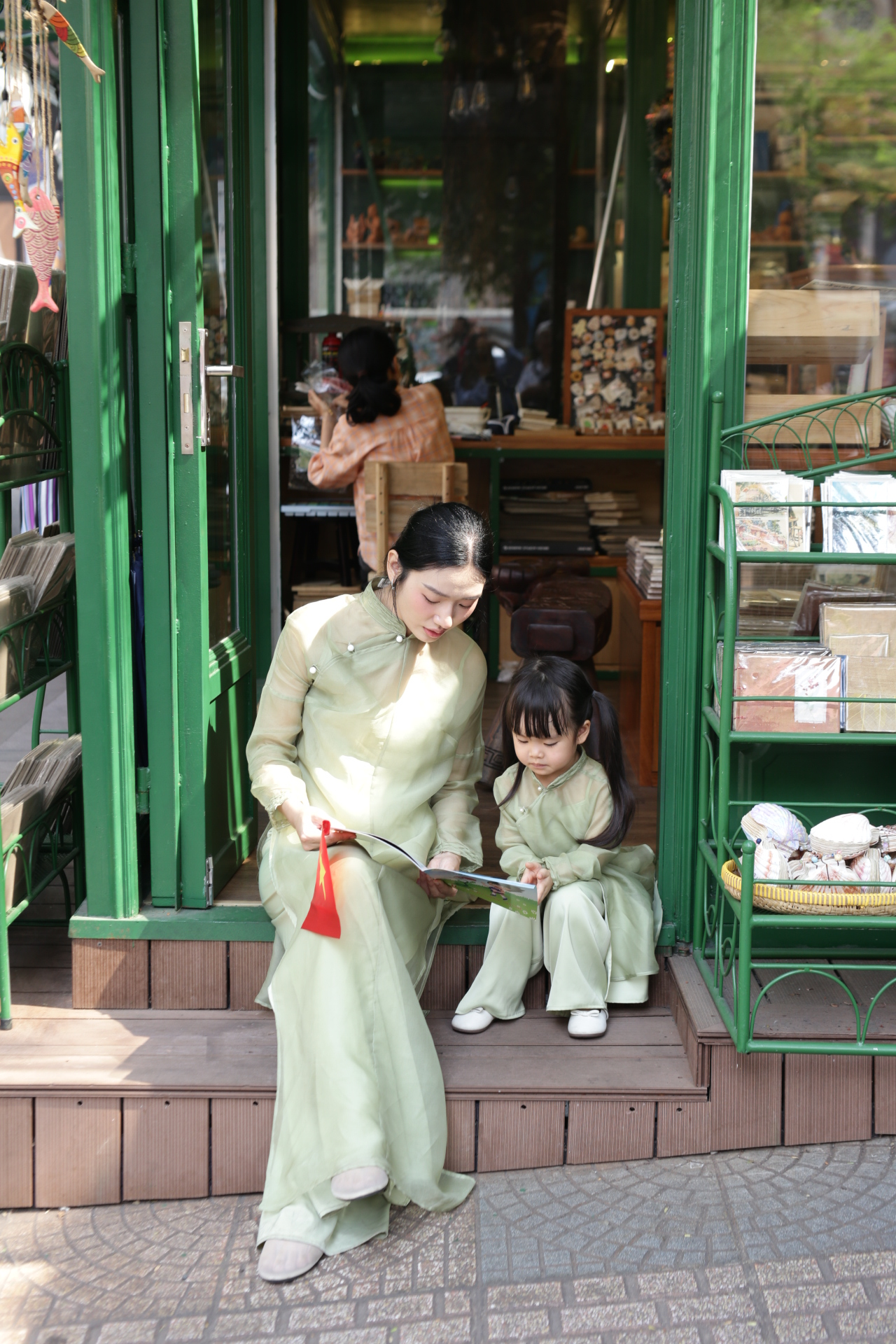 goi-y-ao-dai-tet-cho-be-va-me-xuan-at-ty-2025-ngan-ket-yeu-thuong-6