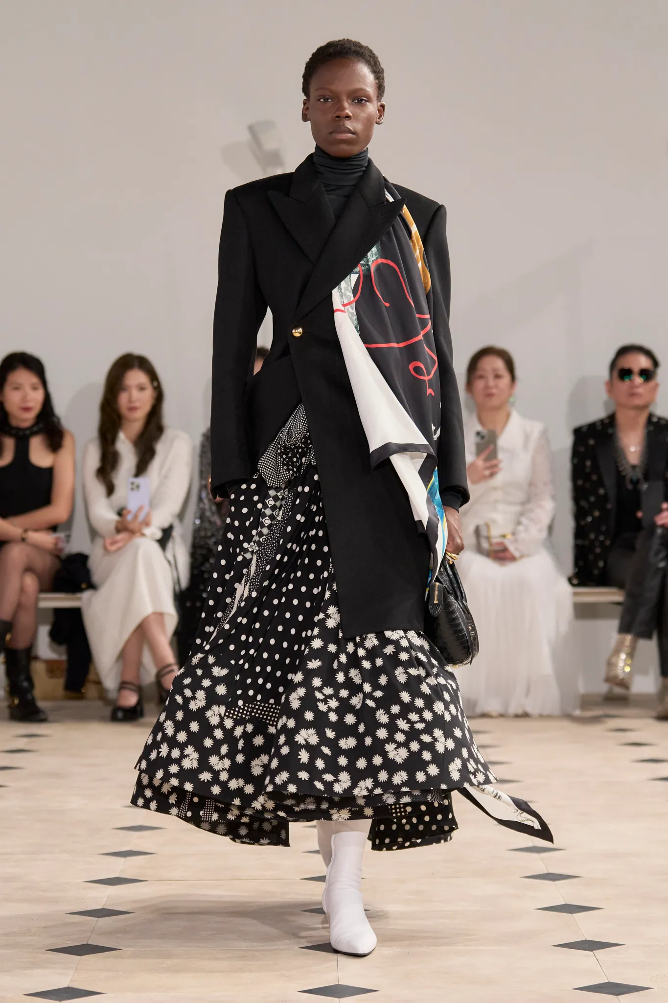 man-chao-san-cua-giam-doc-sang-tao-celine-voi-bst-celine-printemps-2026-1