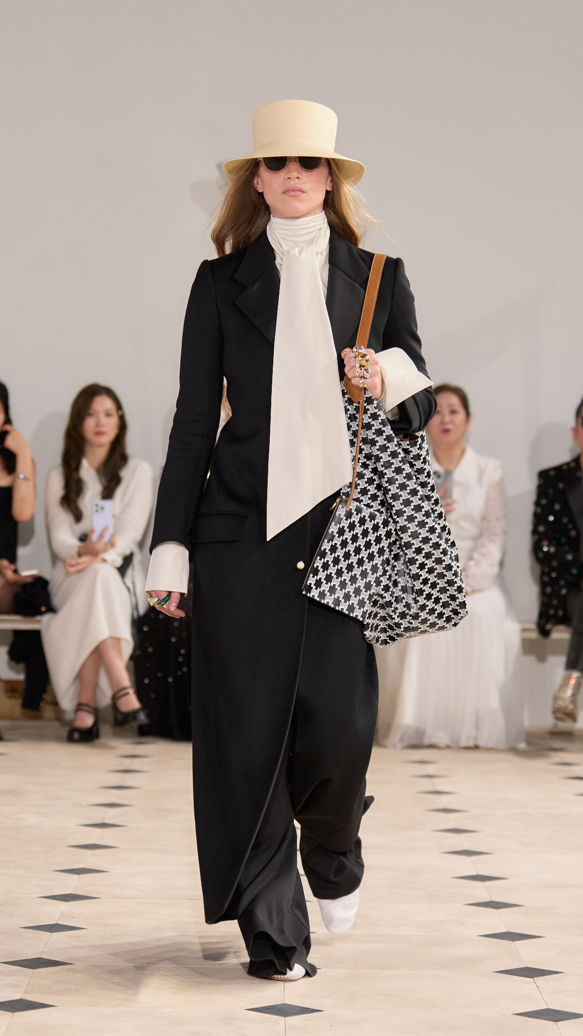 man-chao-san-cua-giam-doc-sang-tao-celine-voi-bst-celine-printemps-2026-2