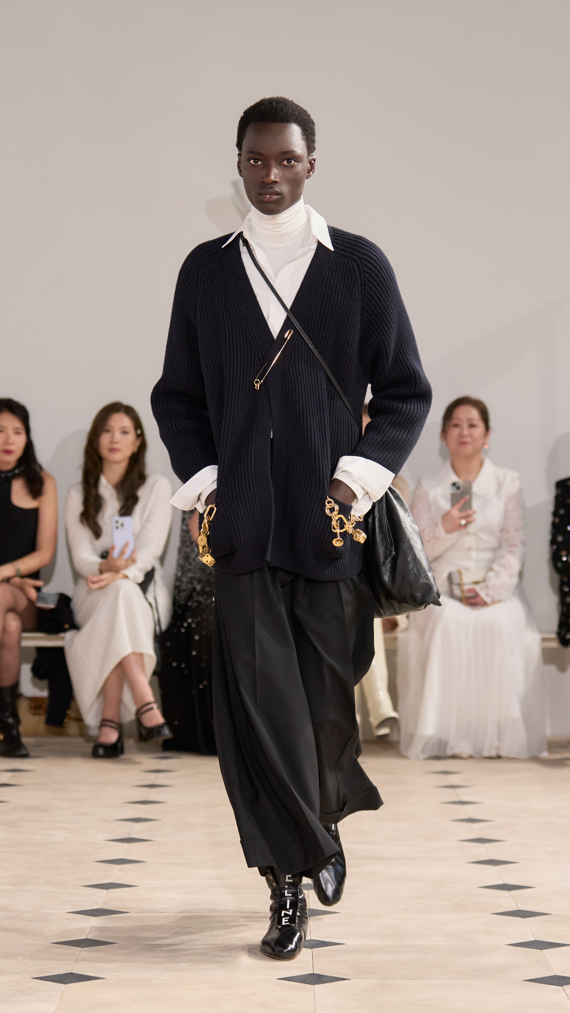 man-chao-san-cua-giam-doc-sang-tao-celine-voi-bst-celine-printemps-2026-5