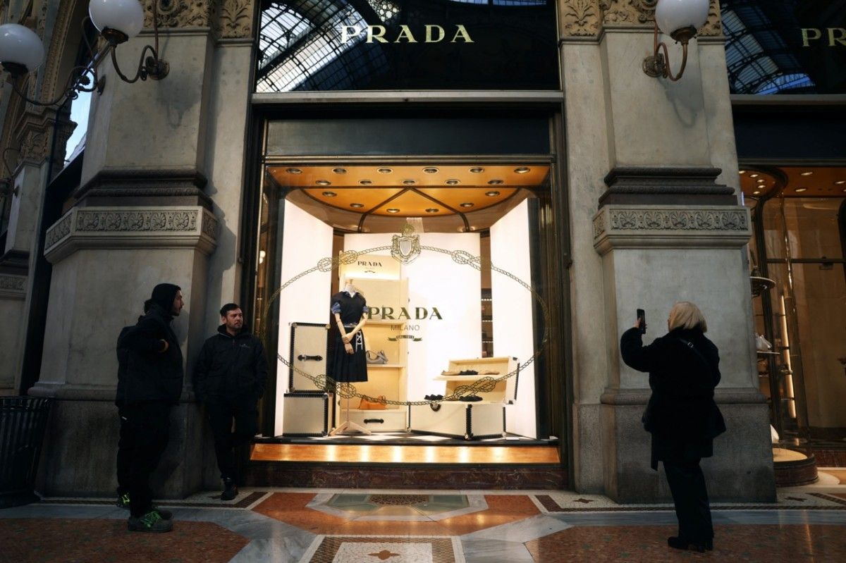 prada-dang-nham-mua-lai-versace-thuong-vu-co-dang-tin-3