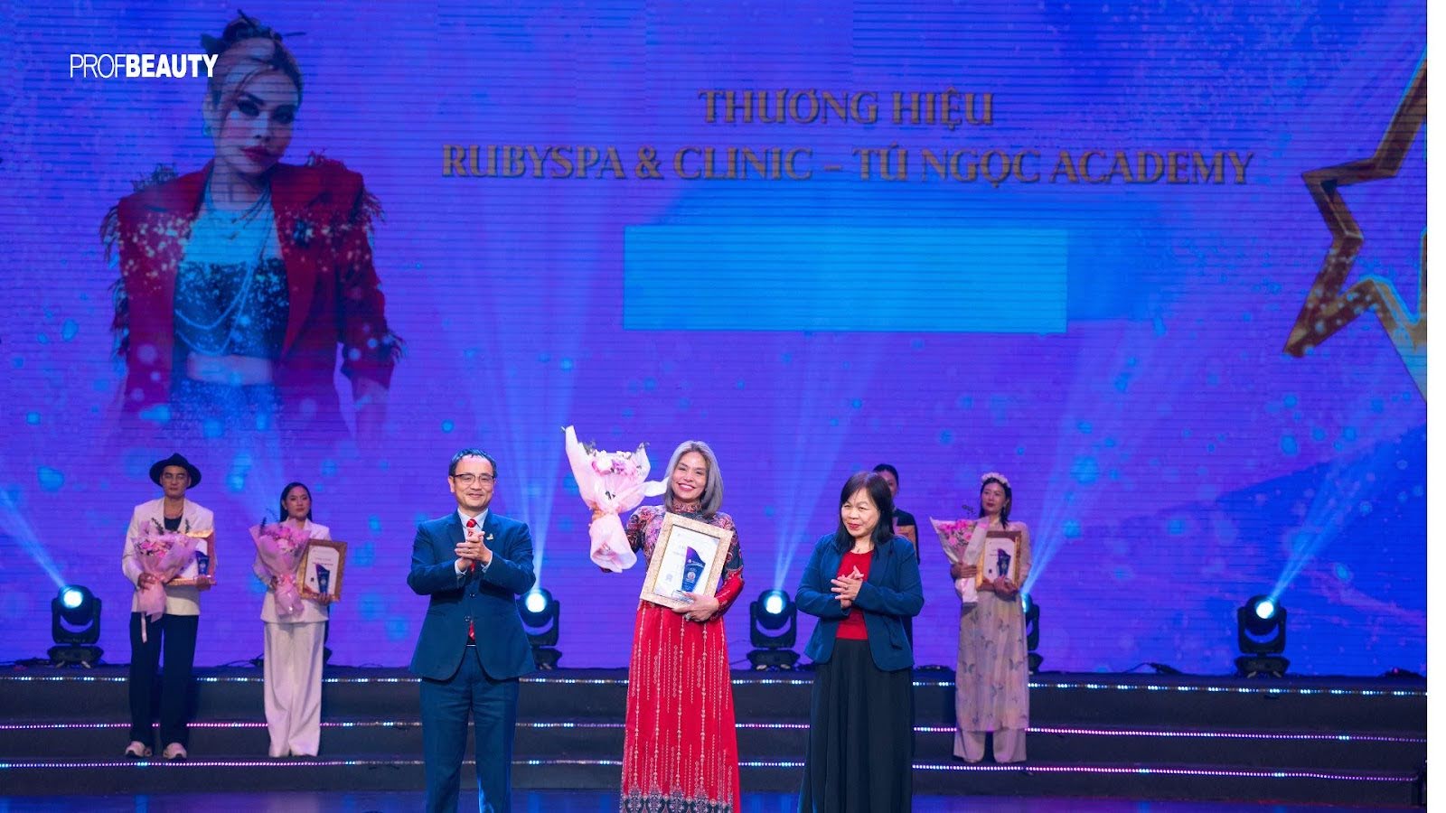 RubySpa & Clinic - Tú Ngọc Academy nhận giải thưởng từ niềm tin của khách hàng