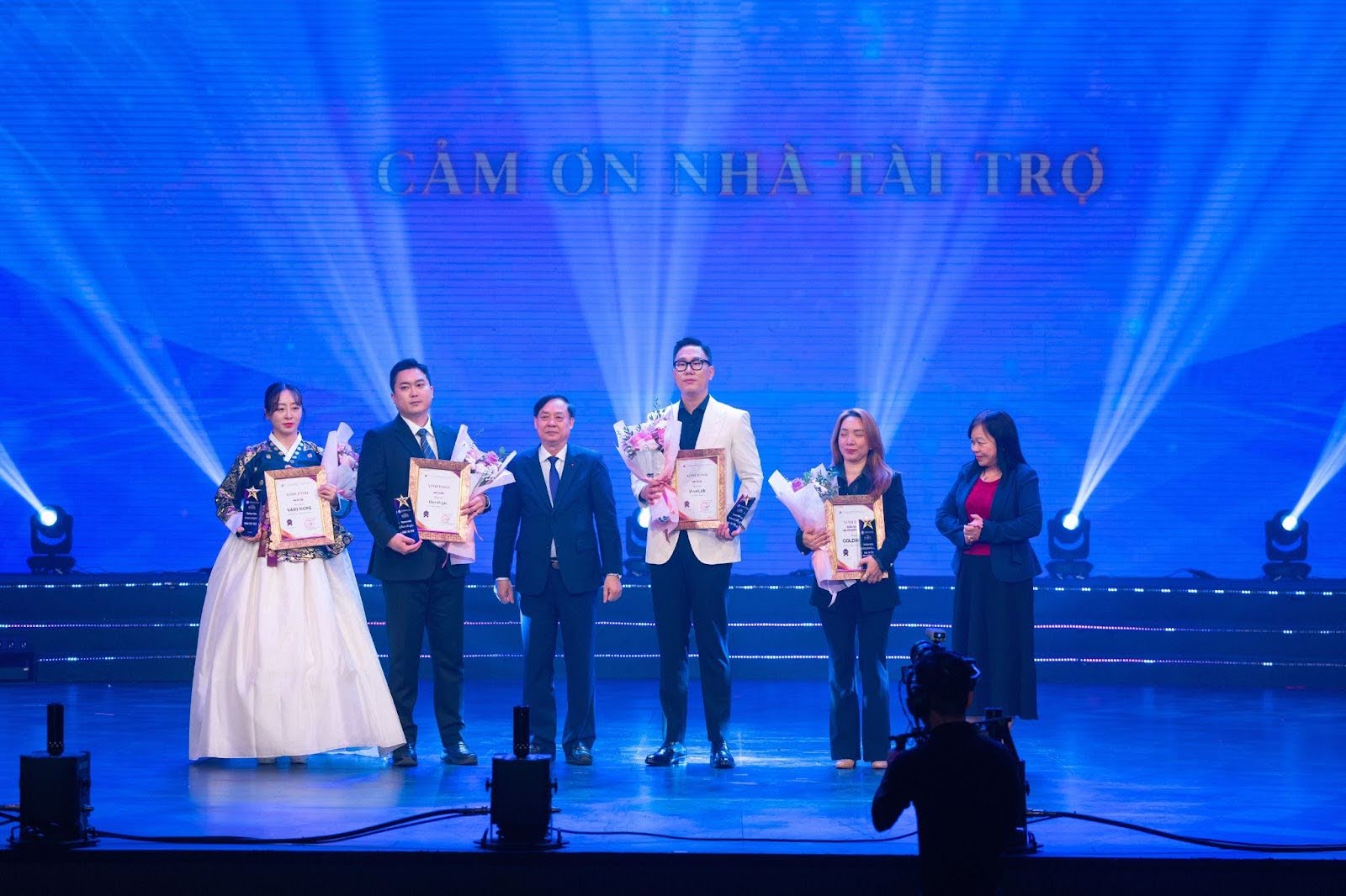 thuong-hieu-theralogic-dong-hanh-nang-tam-ve-dep-viet-tai-gala-vnba-beauty-awards-2025-4