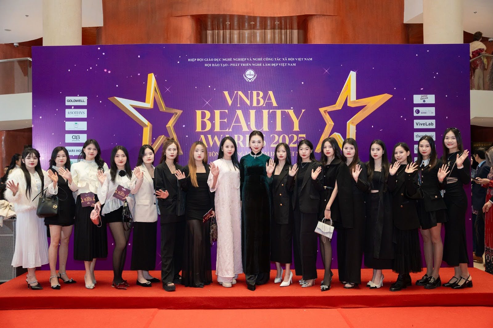 thuy-h2o-makeup-academy-vinh-du-nhan-khen-thuong-tai-gala-vnba-beauty-awards-2025-3