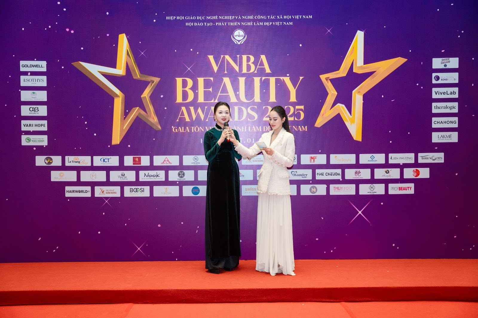 thuy-h2o-makeup-academy-vinh-du-nhan-khen-thuong-tai-gala-vnba-beauty-awards-2025-4