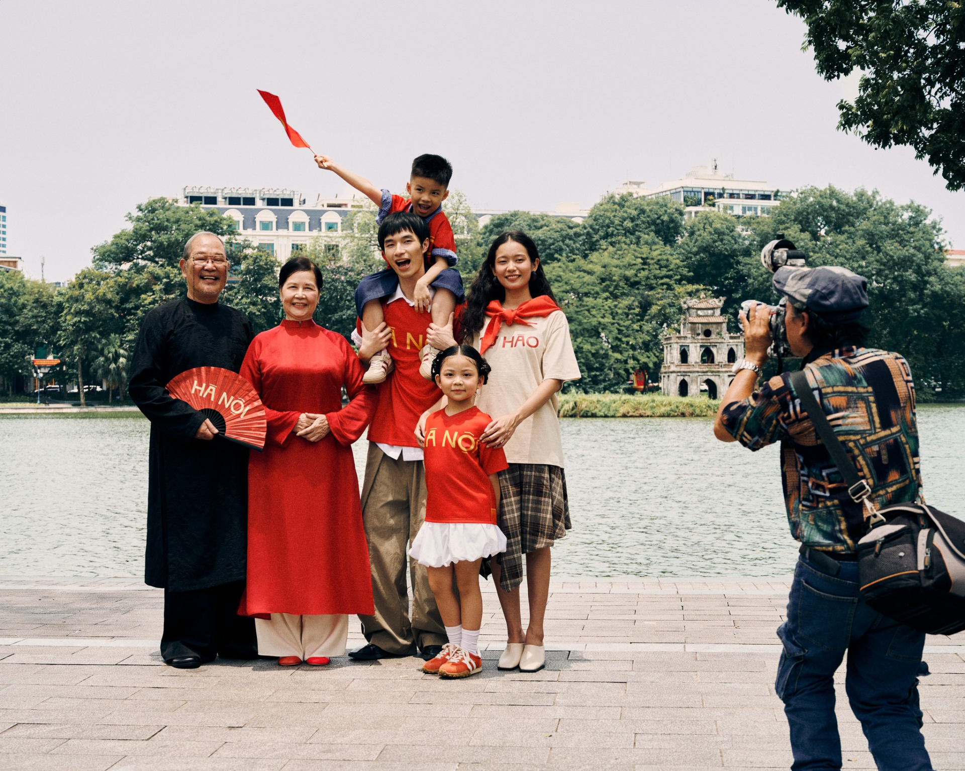 trang-phuc-phu-kien-yeu-nuoc-khuay-dao-thi-truong-truoc-them-quoc-khanh-2-9-15