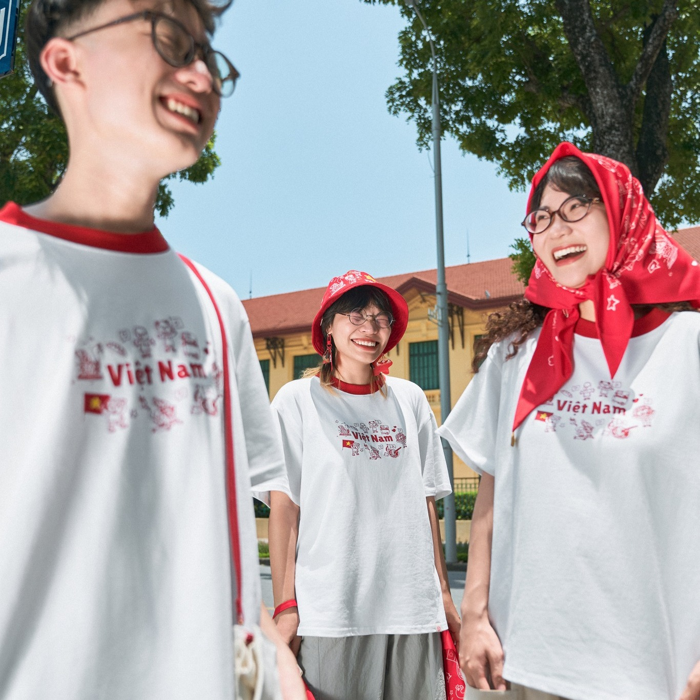 trang-phuc-phu-kien-yeu-nuoc-khuay-dao-thi-truong-truoc-them-quoc-khanh-2-9-7