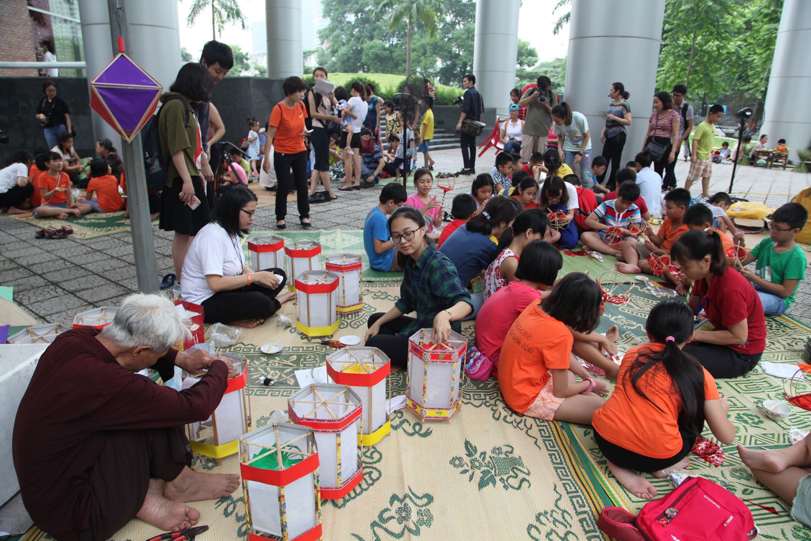 ha-noi-ruc-ro-mua-trang-diem-danh-diem-check-in-trung-thu-8