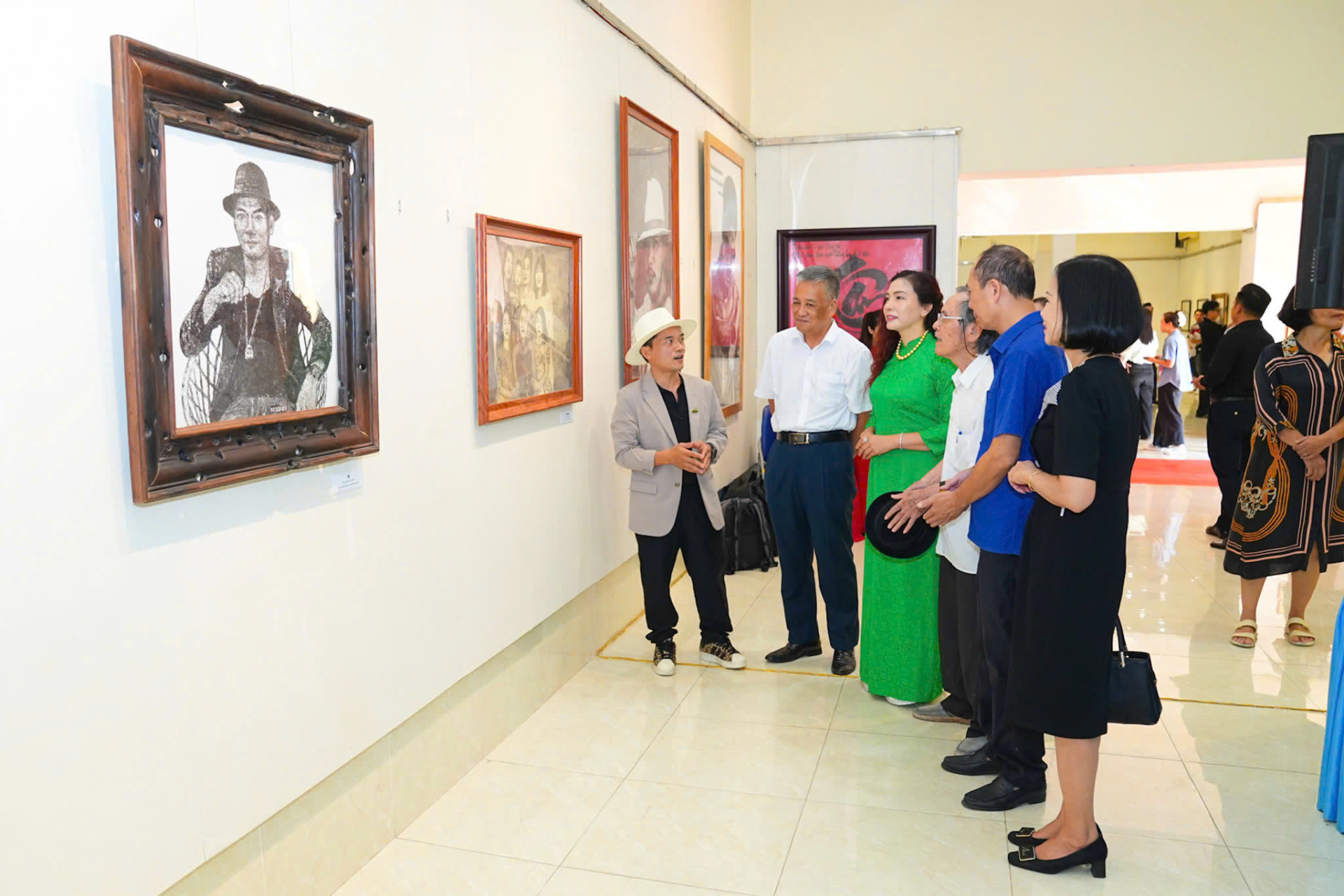 trien-lam-soi-toc-soi-nghe-thuat-va-hanh-trinh-sang-tao-cua-ntm-toc-my-tuyen-10