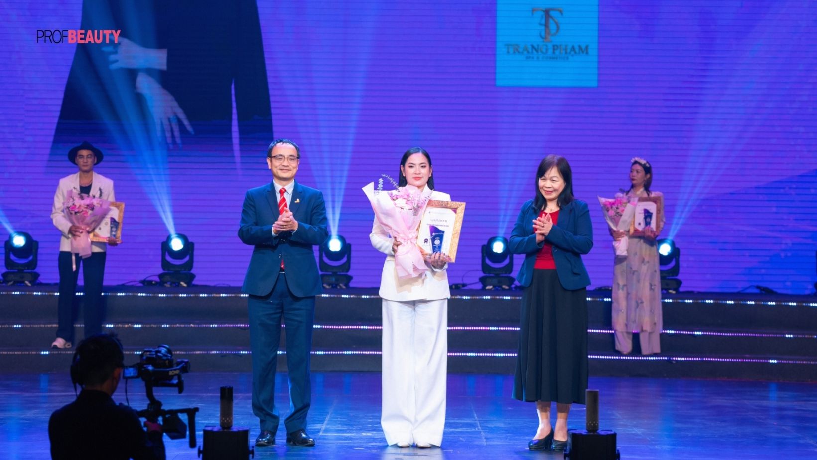 Trang Phạm Spa: Vinh dự nhận danh hiệu "Thương hiệu khách hàng tin dùng" tại Gala VNBA Beauty Awards 2025