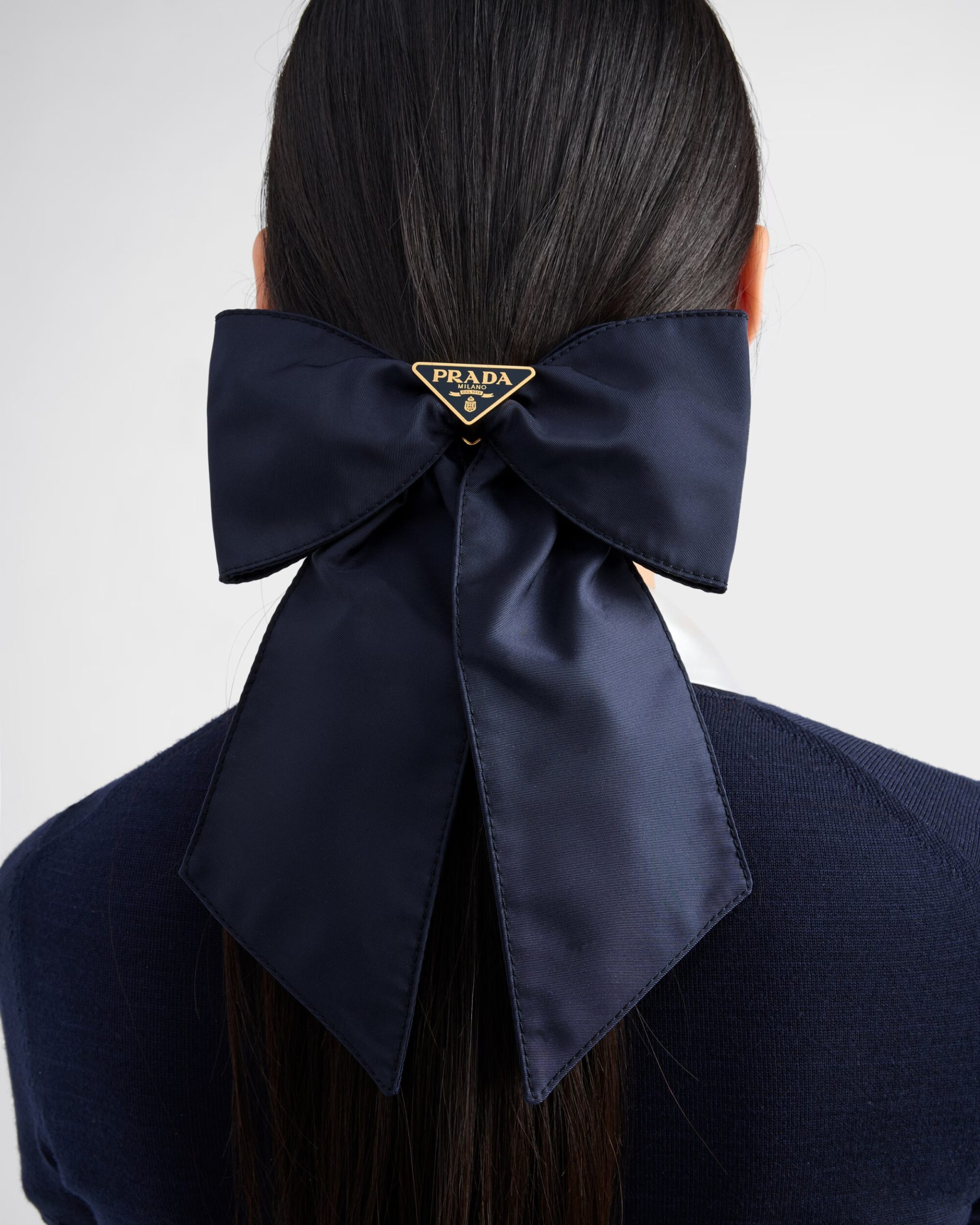 10-goi-y-phu-kien-tu-prada-cho-outfit-mua-he-them-diem-nhan-4 (1)