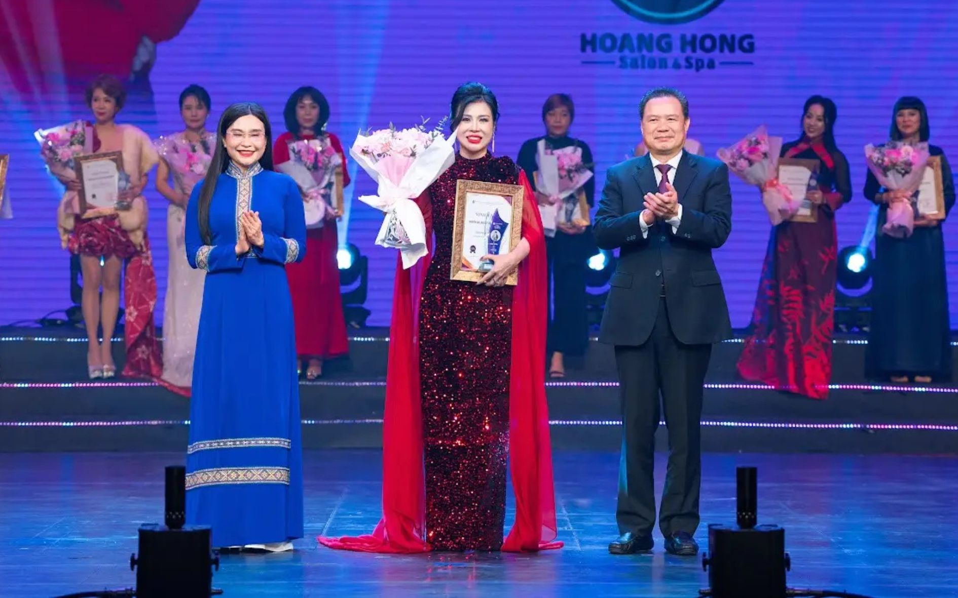 chuyen-gia-hoang-thi-hong-duoc-vinh-danh-tai-vnba-beauty-awards-2025-1