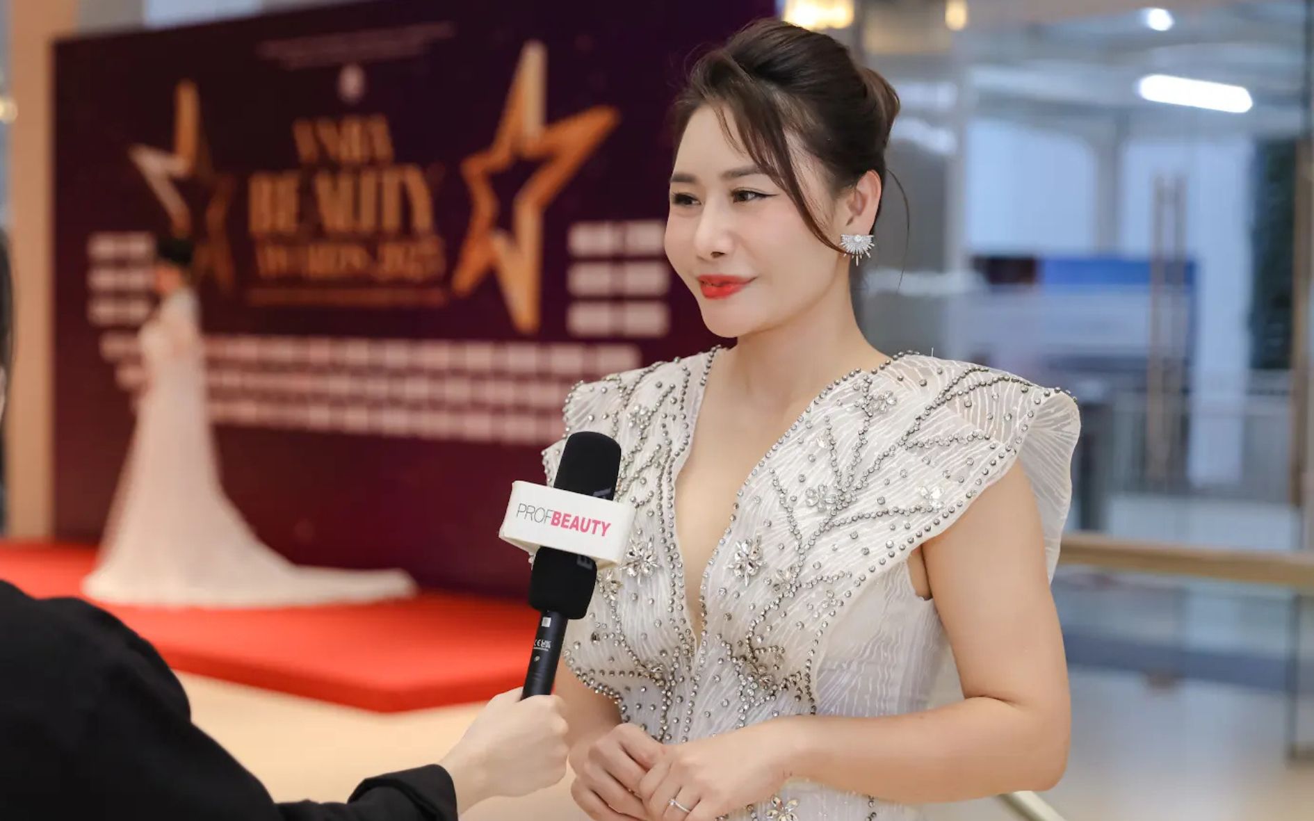 chuyen-gia-le-kieu-duyen-duoc-vinh-danh-tai-vnba-beauty-awards-2025-1