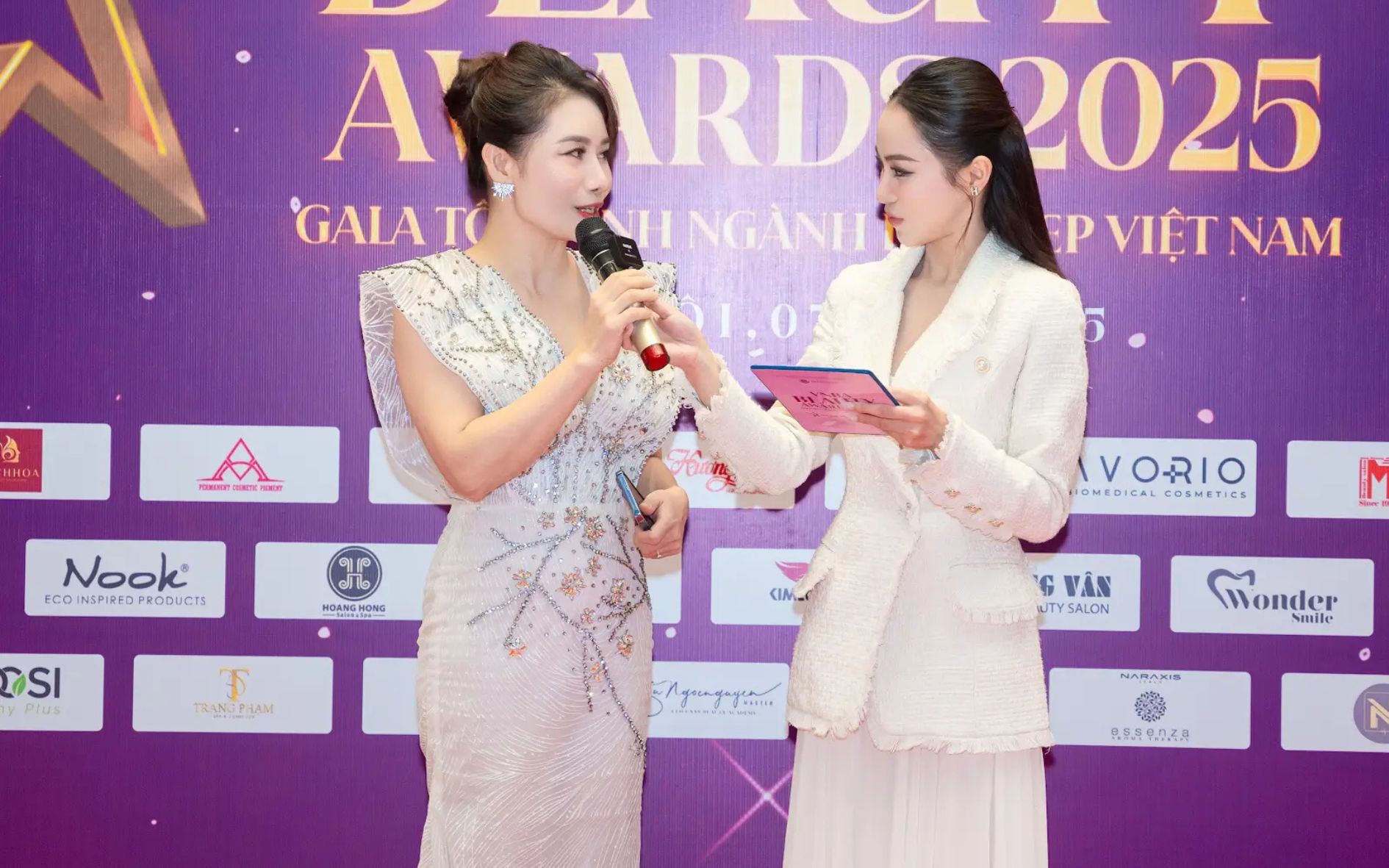 chuyen-gia-le-kieu-duyen-duoc-vinh-danh-tai-vnba-beauty-awards-2025-3