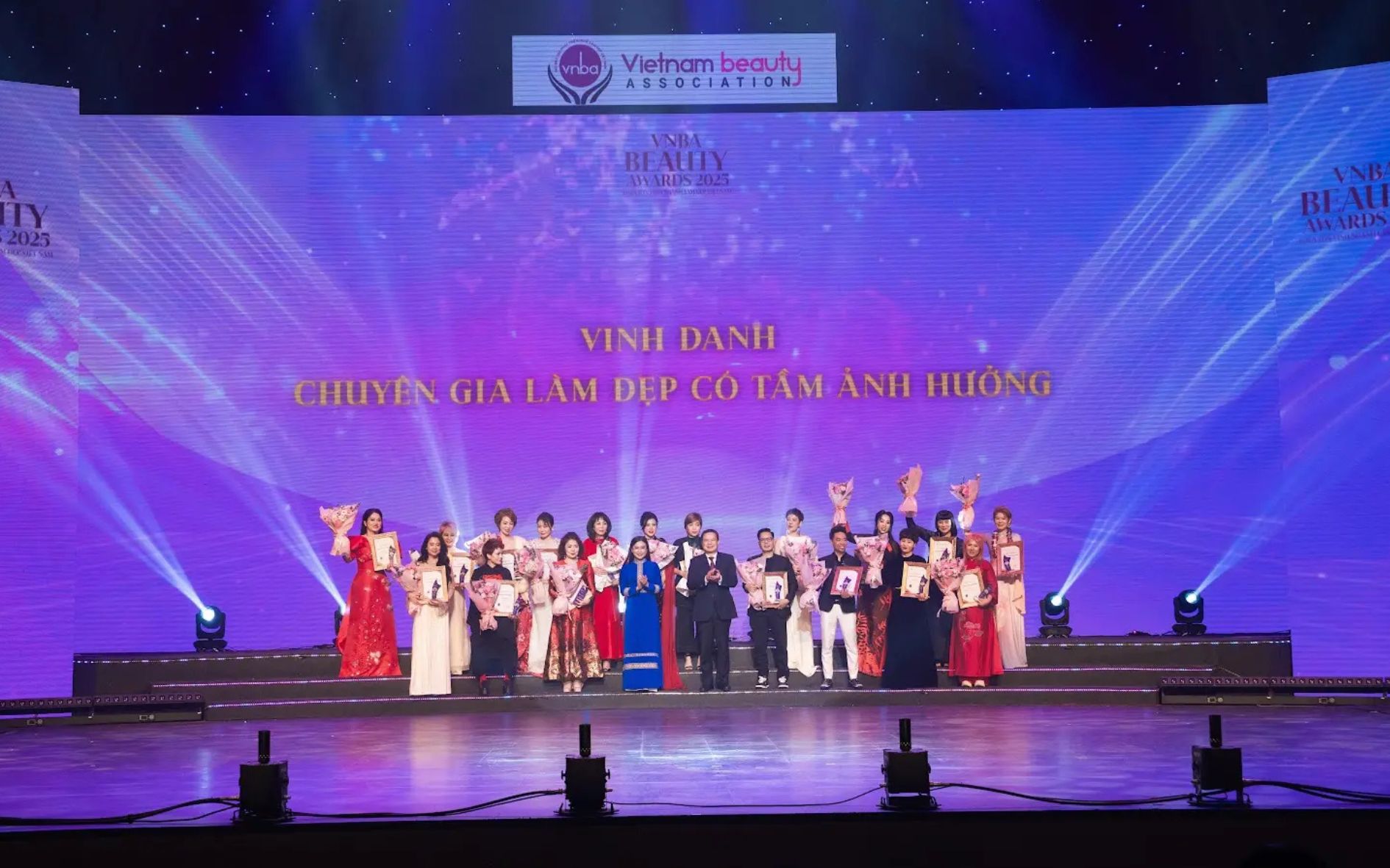 chuyen-gia-le-kieu-duyen-duoc-vinh-danh-tai-vnba-beauty-awards-2025