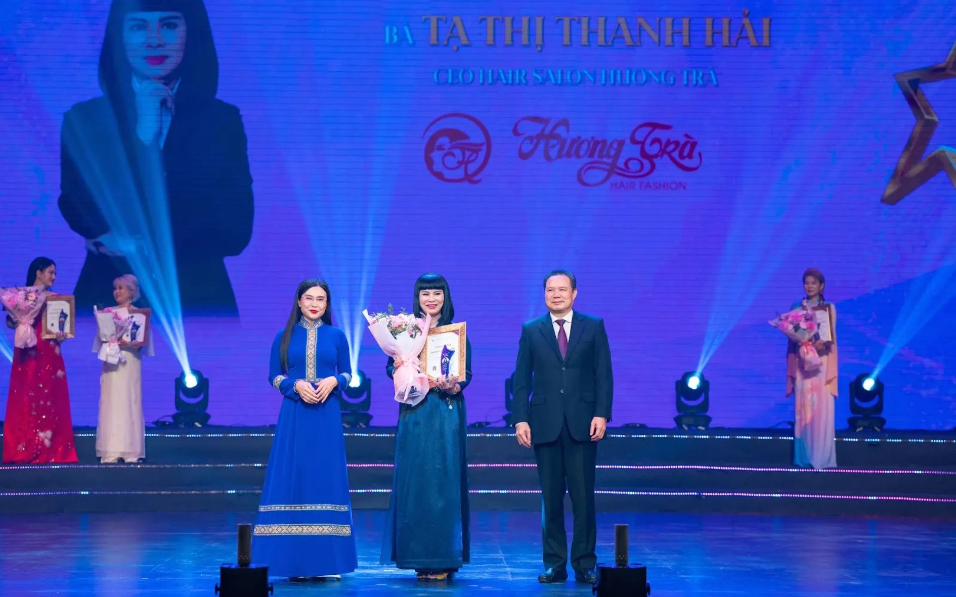 chuyen-gia-ta-thi-thanh-hai-doa-hoa-no-ro-tai-vnba-beauty-awards-2025-3