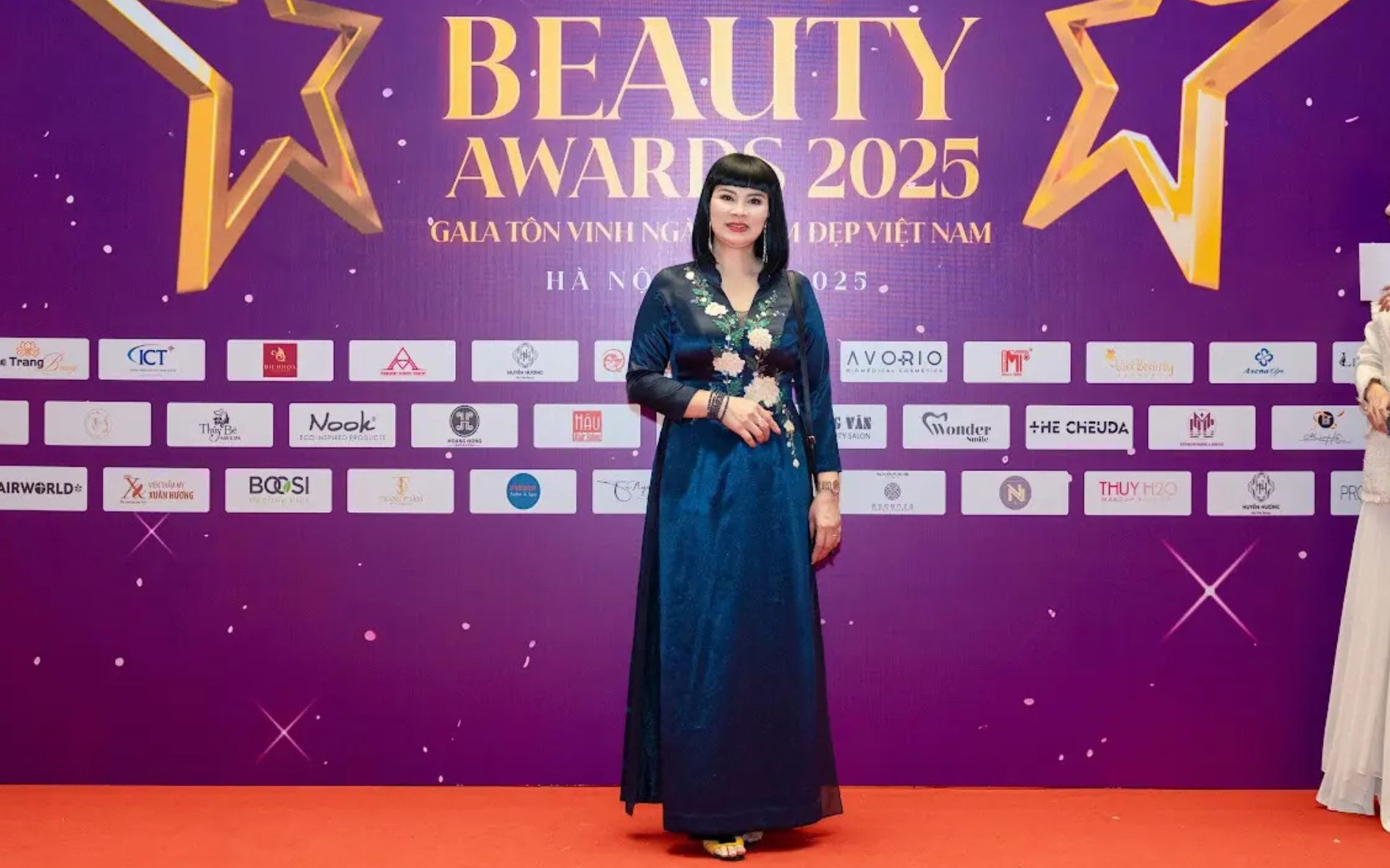 chuyen-gia-ta-thi-thanh-hai-doa-hoa-no-ro-tai-vnba-beauty-awards-2025-5