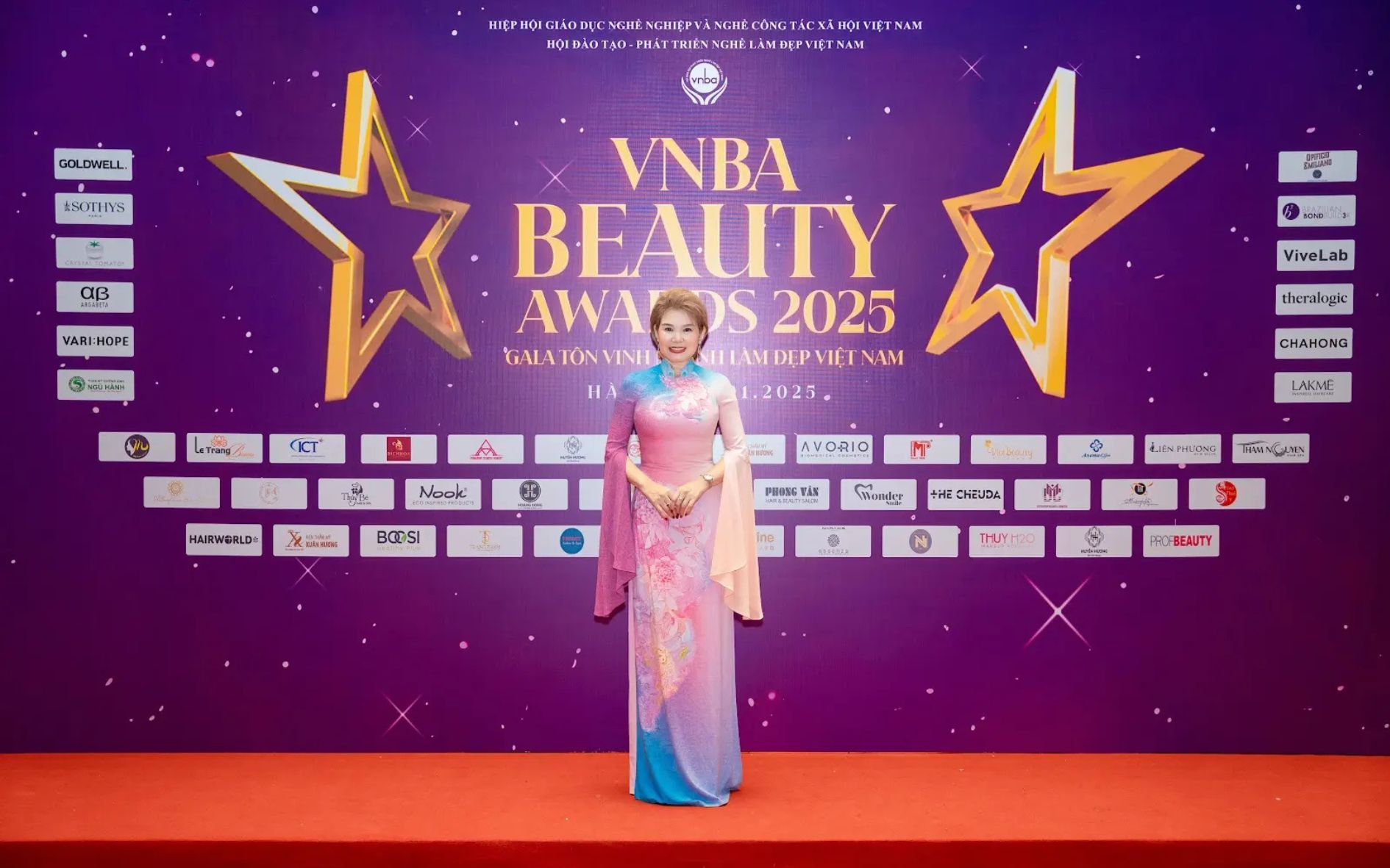 dau-an-ruc-ro-cua-chuyen-gia-van-thi-minh-phuong-tai-vnba-beauty-awards-2025-2