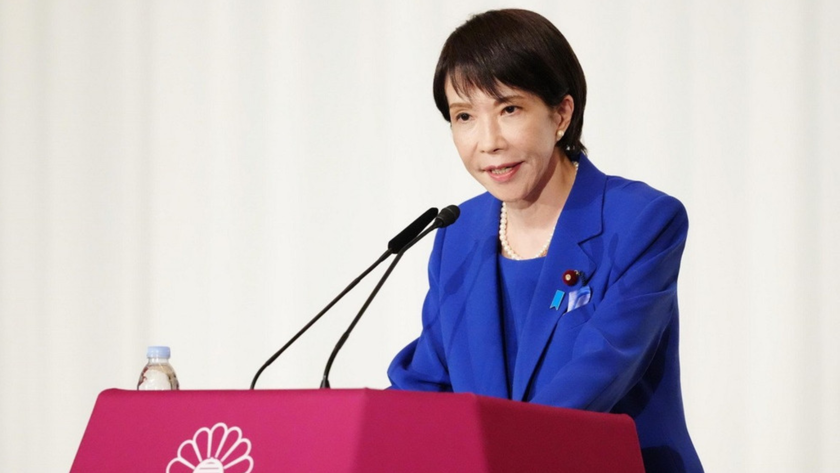 1-ban-linh-phai-dep-dau-an-10-phu-nu-pha-vo-moi-gioi-han-ve-lanh-dao