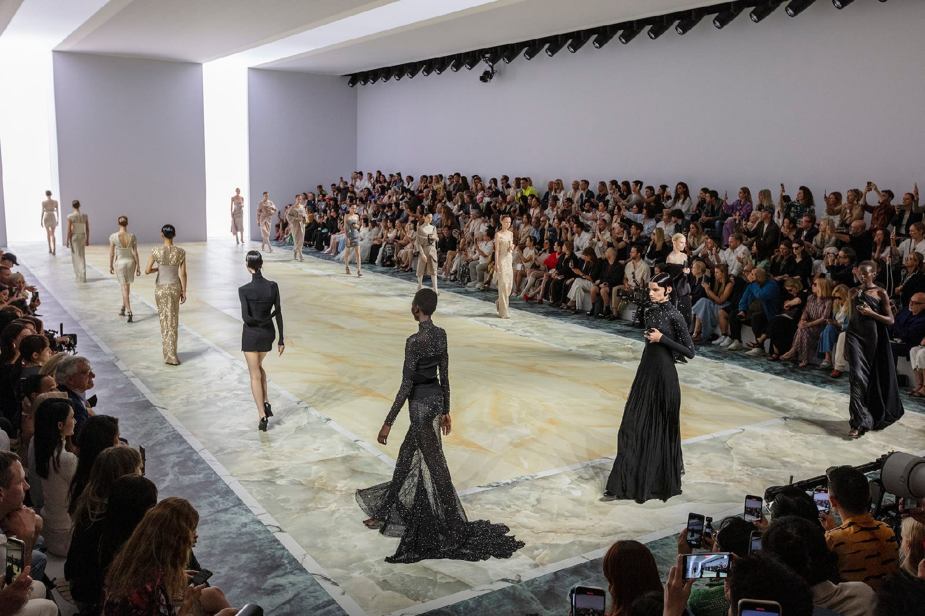 Thiết kế ấn tượng của Fendi tại Paris Haute Couture 2024