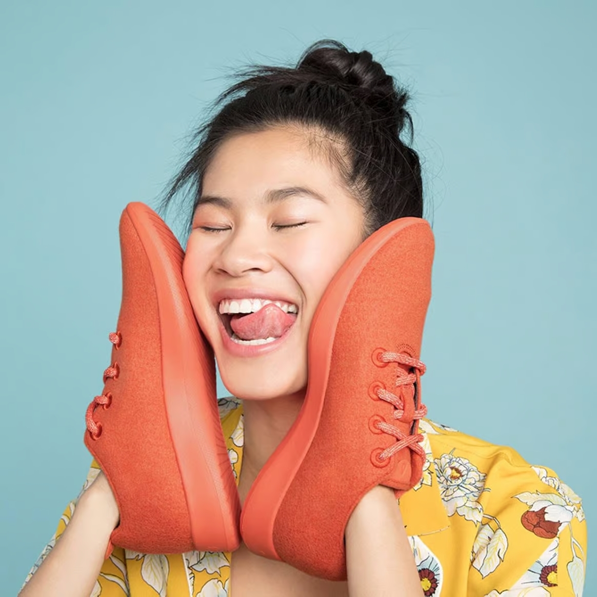 Allbirds - thương hiệu giày dép nổi tiếng với việc sản xuất giày bằng vật liệu bền vững và sử dụng dây giày làm từ chai nhựa tái chế