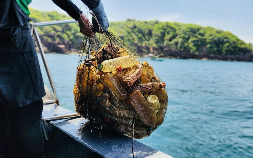 Rác thải nhựa tràn lan ngoài đại dương. 