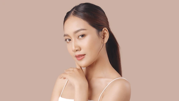 Kết hợp axit glycolic trong routine skincare thường xuyên sẽ “đánh bay” mụn trứng cá cứng đầu hiệu quả. 