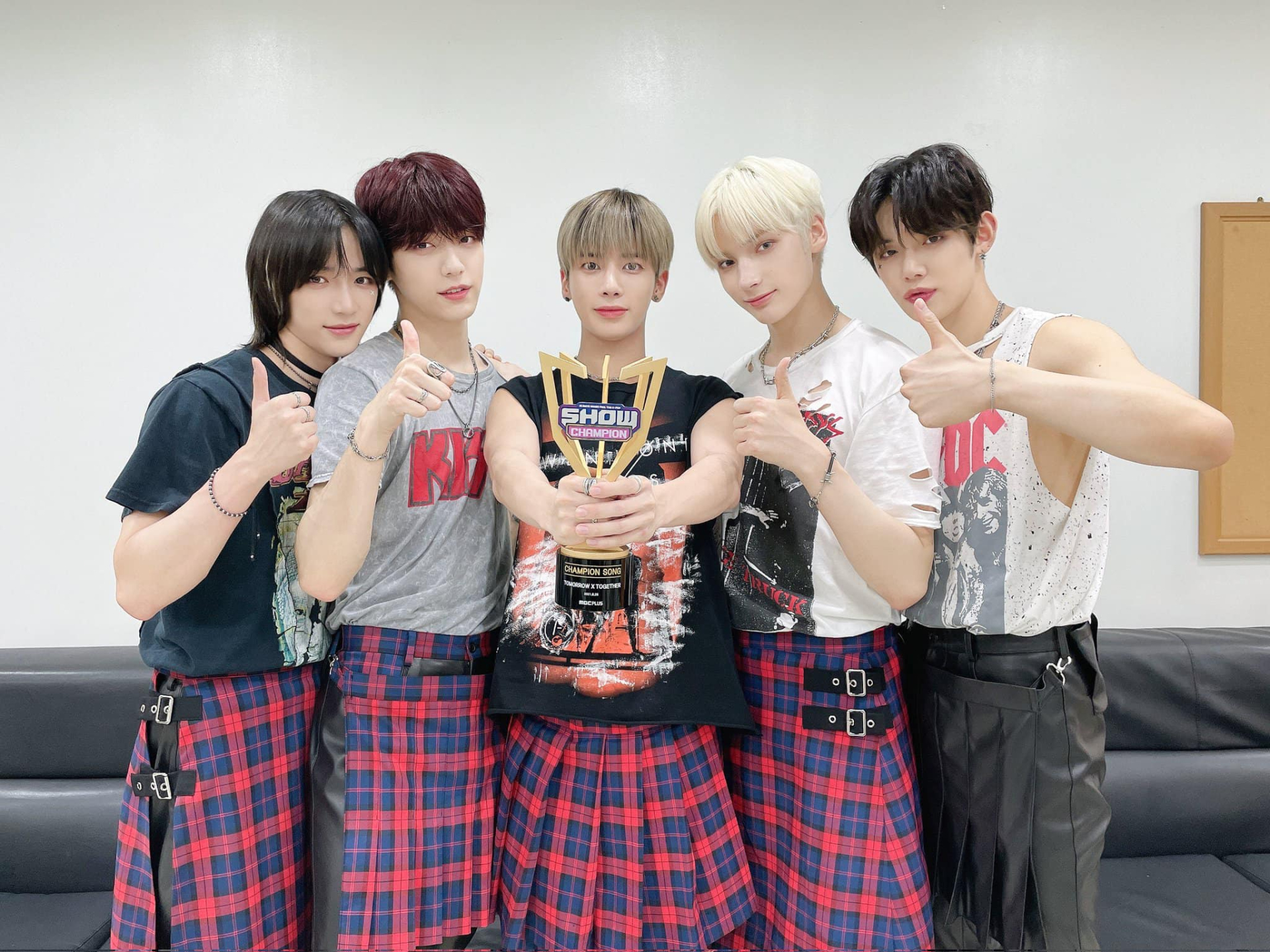 TXT (Tomorrow X Together) là nhóm nhạc Gen4 tích cực theo đuổi phong cách thời trang phi giới tính